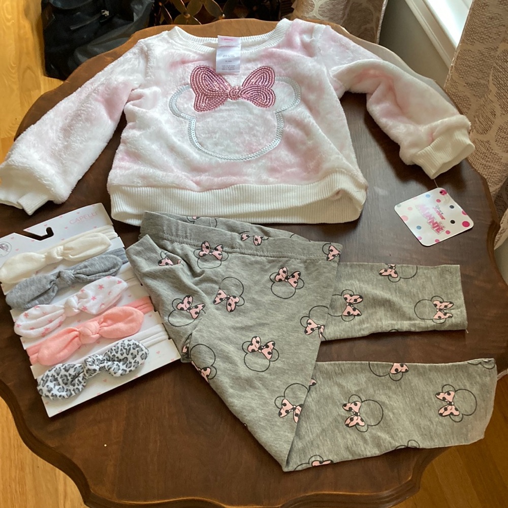 2-piece Minnie outfit. Soft top with leggings.